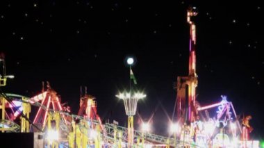Geceleyin eğlence parkı
