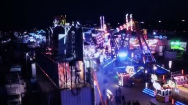 Geceleyin eğlence parkı