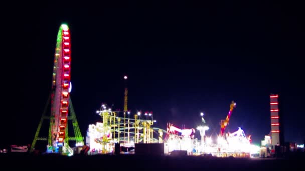 Parque de atracciones por la noche — Vídeos de Stock