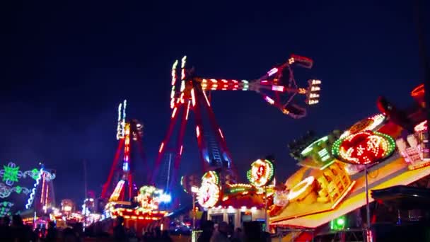 Parque de atracciones por la noche — Vídeos de Stock