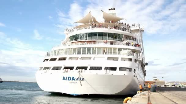 Zeitraffer der großen Kreuzfahrt "Aidavita" eingeben und Andocken im Hafen von Alicante, Spanien. — Stockvideo