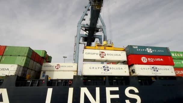 Container laden procedure met het schip "Beatriz B" in de haven van Alicante, Spanje. — Stockvideo