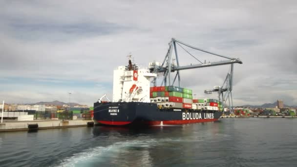 Процедура погрузки контейнера с судном "BEATRIZ B" в порту Аликанте, Испания . — стоковое видео