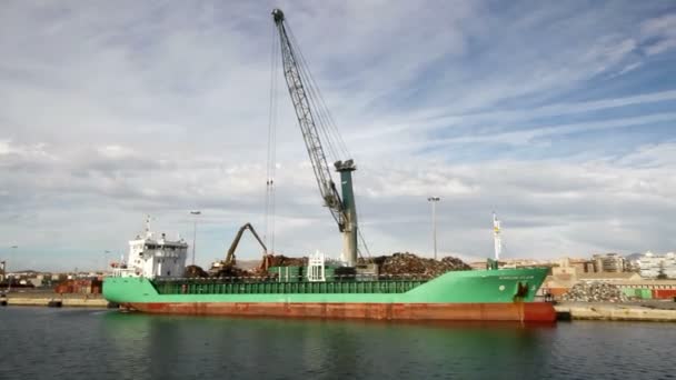 Carga geral carga sucata de ferro com guindaste no porto de Alicante, Espanha . — Vídeo de Stock