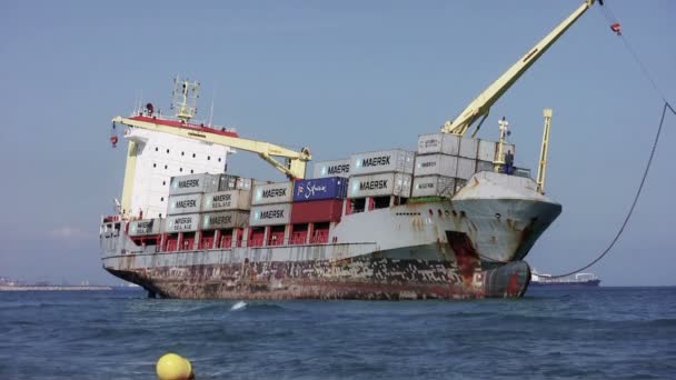 Po bouři v oblasti Valencia kontejnerová loď "Celia" byla uvízlá v El Saler beach, Španělsko. — Stock video