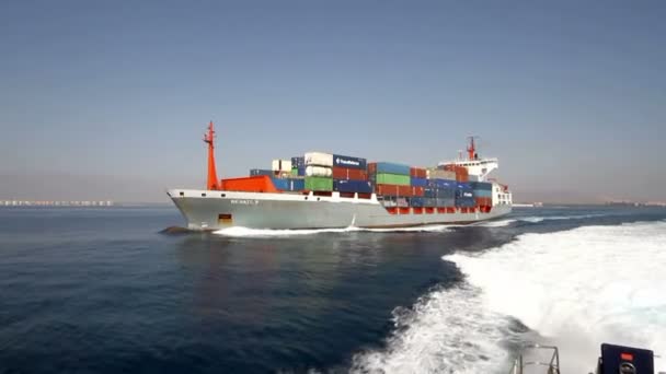 Kontejnerová loď "Renate P" plachtění v otevřených vod po opustit přístav Alicante, Španělsko. — Stock video