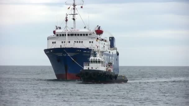 Navire cargo général de la société "CNAN MED" aidé par un remorqueur entrant dans le port d'Alicante, Espagne . — Video