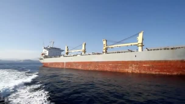 De Bull vervoerder schip "Yanghai" verankerd in de baai van Alicante, Spanje, wachten lading — Stockvideo