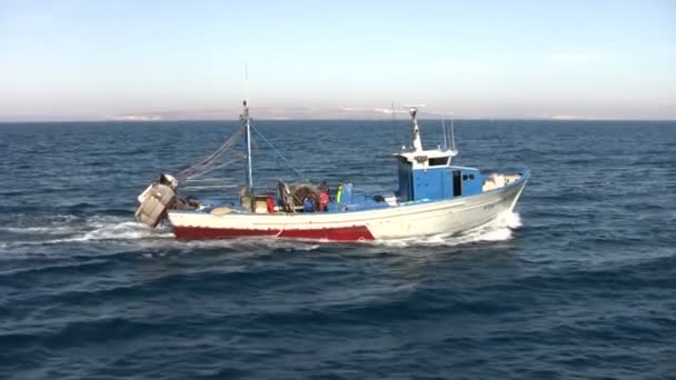 Vieille voile de bateau de pêche — Video