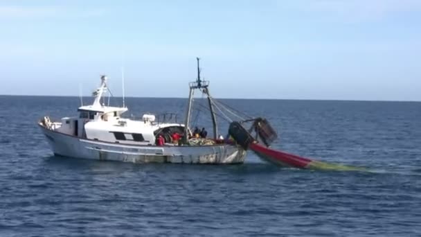 Trabalho de barco de pesca de arrastão — Vídeo de Stock
