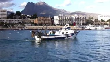 Trol balıkçı tekneleri limanda girme