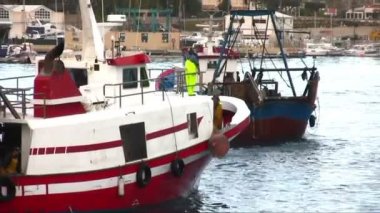 Trol balıkçı tekneleri limanda girme