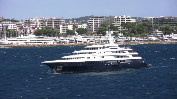 Luxus-Mega-Yacht verankert Träumerei — Stockvideo