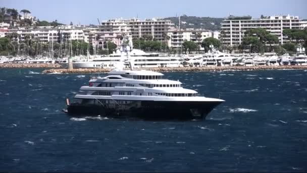 Luxus-Mega-Yacht verankert Träumerei — Stockvideo