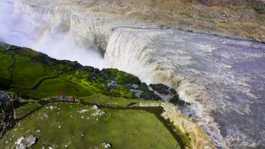 Jokulsa nehri boyunca yer alan etkileyici Dettifoss şelalesinin hava manzarası 44 metre yükseklikten 100 metre genişlikten düşmektedir..