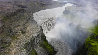 Jokulsa nehri boyunca yer alan etkileyici Dettifoss şelalesinin hava manzarası 44 metre yükseklikten 100 metre genişlikten düşmektedir..