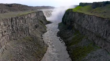 Jokulsa nehri boyunca yer alan etkileyici Dettifoss şelalesinin hava manzarası 44 metre yükseklikten 100 metre genişlikten düşmektedir..
