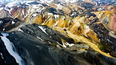 Landmannalaugar, İzlanda 'daki eski renkli dağların ve göllerin havadan görünüşü.
