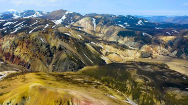 Landmannalaugar, İzlanda 'daki eski renkli dağların ve göllerin havadan görünüşü.