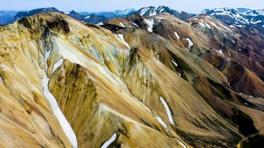 Landmannalaugar, İzlanda 'daki eski renkli dağların ve göllerin havadan görünüşü.