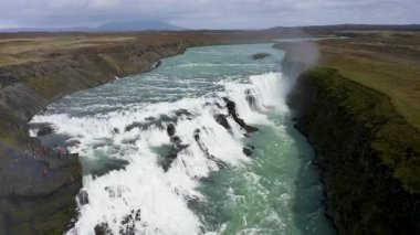 İzlanda 'nın güneybatısındaki Gullfoss Şelalesi ve Hvit Nehri Kanyonu' nun hava manzarası..