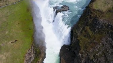 İzlanda 'nın güneybatısındaki Gullfoss Şelalesi ve Hvit Nehri Kanyonu' nun hava manzarası..