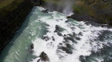 İzlanda 'nın güneybatısındaki Gullfoss Şelalesi ve Hvit Nehri Kanyonu' nun hava manzarası..