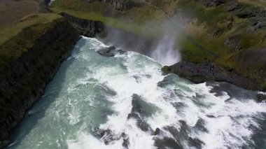 İzlanda 'nın güneybatısındaki Gullfoss Şelalesi ve Hvit Nehri Kanyonu' nun hava manzarası..