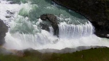 İzlanda 'nın güneybatısındaki Gullfoss Şelalesi ve Hvit Nehri Kanyonu' nun hava manzarası..
