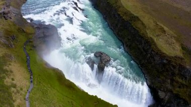 İzlanda 'nın güneybatısındaki Gullfoss Şelalesi ve Hvit Nehri Kanyonu' nun hava manzarası..