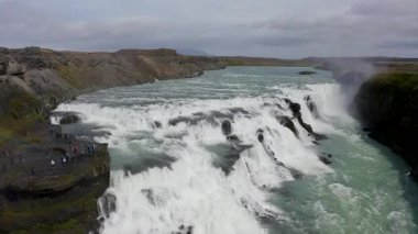 İzlanda 'nın güneybatısındaki Gullfoss Şelalesi ve Hvit Nehri Kanyonu' nun hava manzarası..