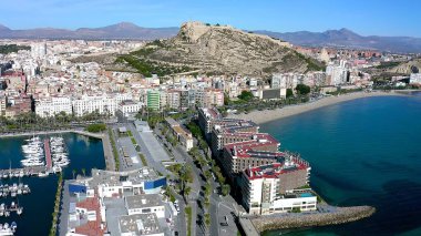 Santa Barbara Kalesi 'nin havadan görünüşü ve İspanya' nın Akdeniz kenti Alicante 'deki Postiguet Sahili' nin yanındaki ilk binalar..