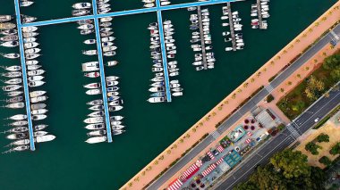 İspanya 'nın Akdeniz kenti Alicante' deki Alicante limanındaki marinaların hava manzarası.