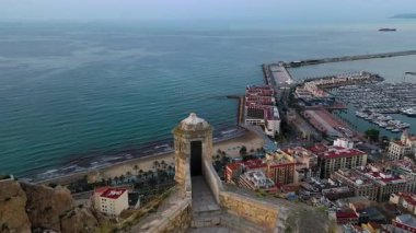 Santa Barbara Kalesi 'nin havadan görünüşü ve İspanya' nın Akdeniz kenti Alicante 'deki El Postiguet plajı..