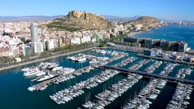 Santa Barbara Kalesi 'nin havadan görünüşü ve İspanya' nın Akdeniz kenti Alicante 'deki Postiguet Sahili' nin yanındaki ilk binalar..