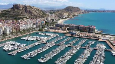 Santa Barbara Kalesi 'nin havadan görünüşü ve İspanya' nın Akdeniz kenti Alicante 'deki Postiguet Sahili' nin yanındaki ilk binalar..