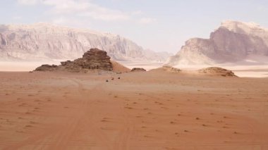 Ürdün Wadi Rum çölündeki El Ramal Kızıl Kum Dune 'un muhteşem hava manzarası..