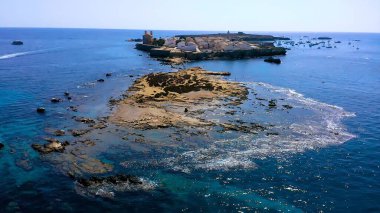 Tabarca Adası 'nın batısındaki Cantera Kayası' nın havadan görünüşü. İspanya 'da daimi sakinleri olan en küçük ada. Alicante Akdeniz 'de.