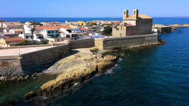 Tabarca Adası 'nın güney tarafındaki sahil ve demirli hava manzarası. İspanya 'da daimi sakinleri olan en küçük ada. Alicante 'nin Akdeniz' indeki Tabarca Adası 'nın insansız hava aracı görüntüsü.