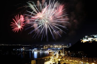 İspanya 'nın Akdeniz kenti Alicante' deki El Postiguet plajında havai fişeklerin gece görüntüsü.