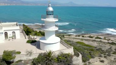İspanya 'nın Akdeniz Denizi' ndeki Cabo Huertas, Alicante feneri boyunca kayalık sahilin havadan görünüşü.