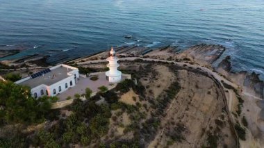 Cabo Huertas 'ta günbatımının hava manzarası ve İspanya' nın Akdeniz şehri Alicante 'deki San Juan Sahili' nin yanındaki binalar..