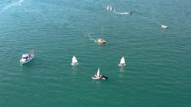 Akdeniz, İspanya 'da Alicante körfezi boyunca yarışan gençlerin başlamasına hazırlanan küçük yelkenlilerin kuş görüntüsü.
