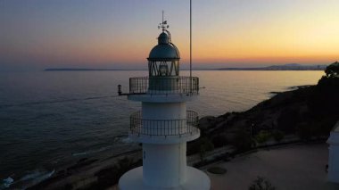 Cabo Huertas 'ta günbatımının hava manzarası ve İspanya' nın Akdeniz şehri Alicante 'deki San Juan Sahili' nin yanındaki binalar..