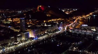 Alicante limanı, Postiguet Sahili ve İspanya 'nın Akdeniz kenti Alicante' deki şehir merkezinin yanındaki binaların gece görüşü.