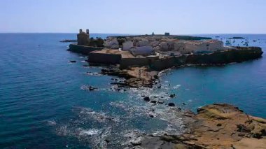 Tabarca Adası 'nın batısındaki Cantera Kayası' nın havadan görünüşü. İspanya 'da daimi sakinleri olan en küçük ada. Tabarca Adası' nın batı tarafındaki Cantera Kayası 'nın manzarası..