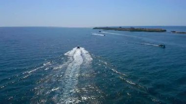 Tabarca Adası 'nın batısındaki Cantera Kayası' nın havadan görünüşü. İspanya 'da daimi sakinleri olan en küçük ada. Tabarca Adası' nın batı tarafındaki Cantera Kayası 'nın manzarası..