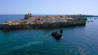 Tabarca Adası 'nın güney tarafındaki sahil ve demirli hava manzarası. İspanya 'da daimi sakinleri olan en küçük ada.