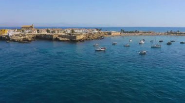 Tabarca Adası 'nın güney tarafındaki sahil ve demirli hava manzarası. İspanya 'da daimi sakinleri olan en küçük ada.