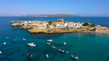 Tabarca Adası 'nın güney tarafındaki sahil ve demirli hava manzarası. İspanya 'da daimi sakinleri olan en küçük ada.
